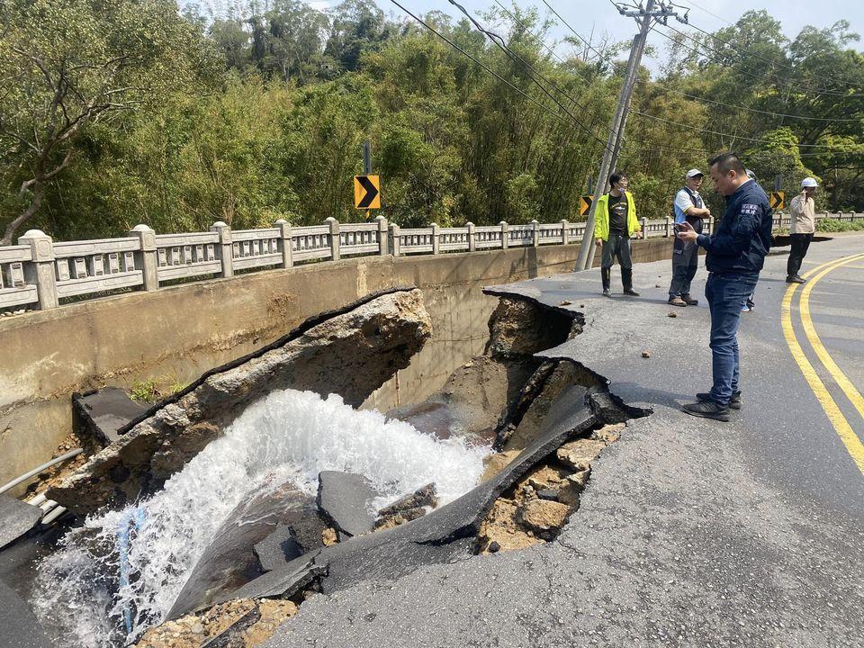 大爆管後現場路面嚴重塌陷。(圖/寶山鄉公所提供)