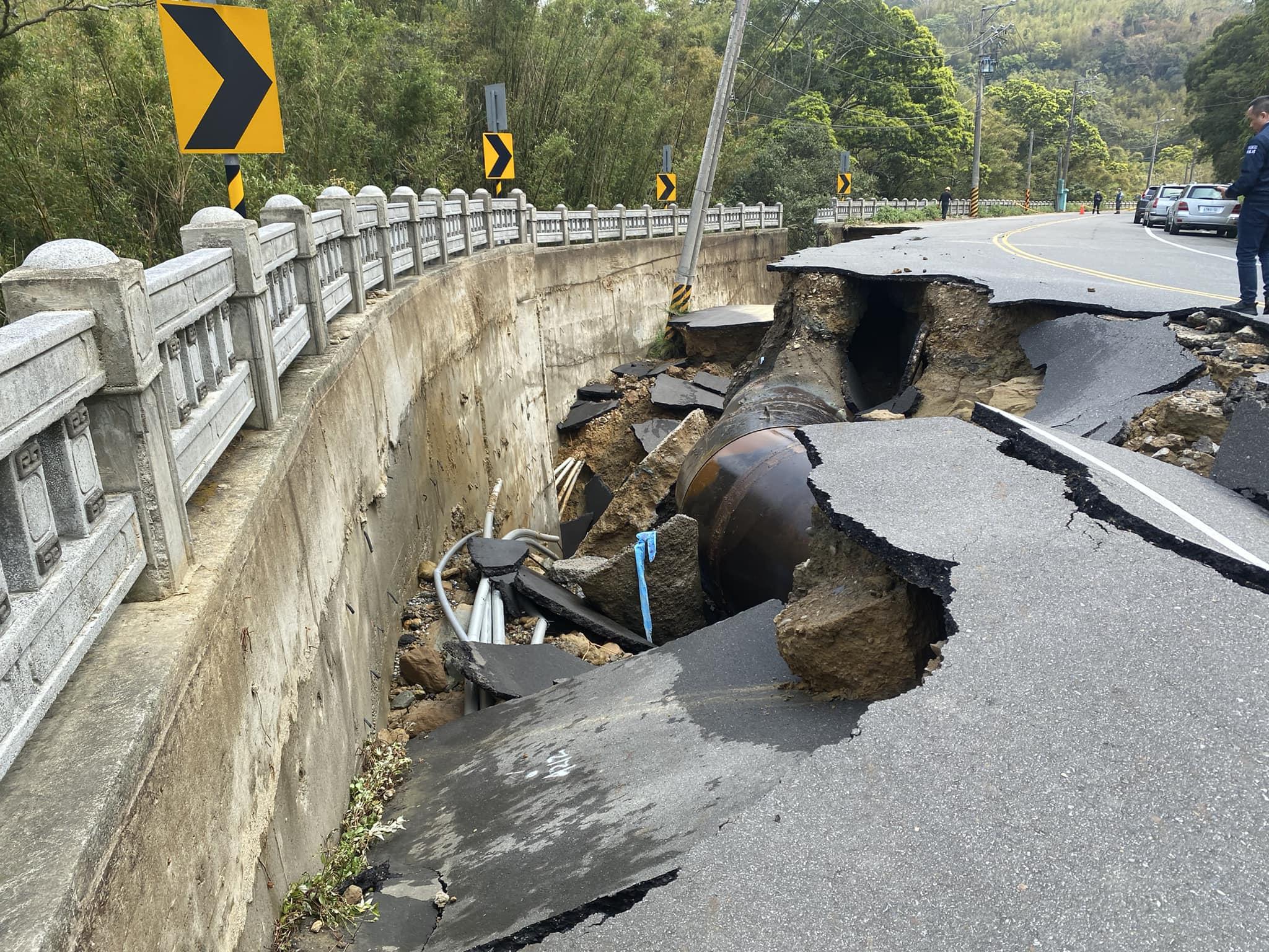 破裂的聯通管主要供應大新竹地區民生用水及新竹科學園區工業用水。(圖/寶山鄉公所提供)