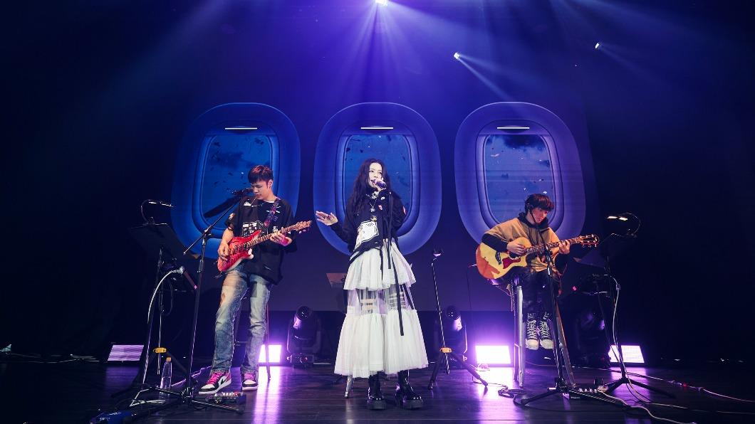 JerryC(左起)、徐若瑄、Shawn尚融在舞台上合唱歌曲。(圖/索尼音樂提供)