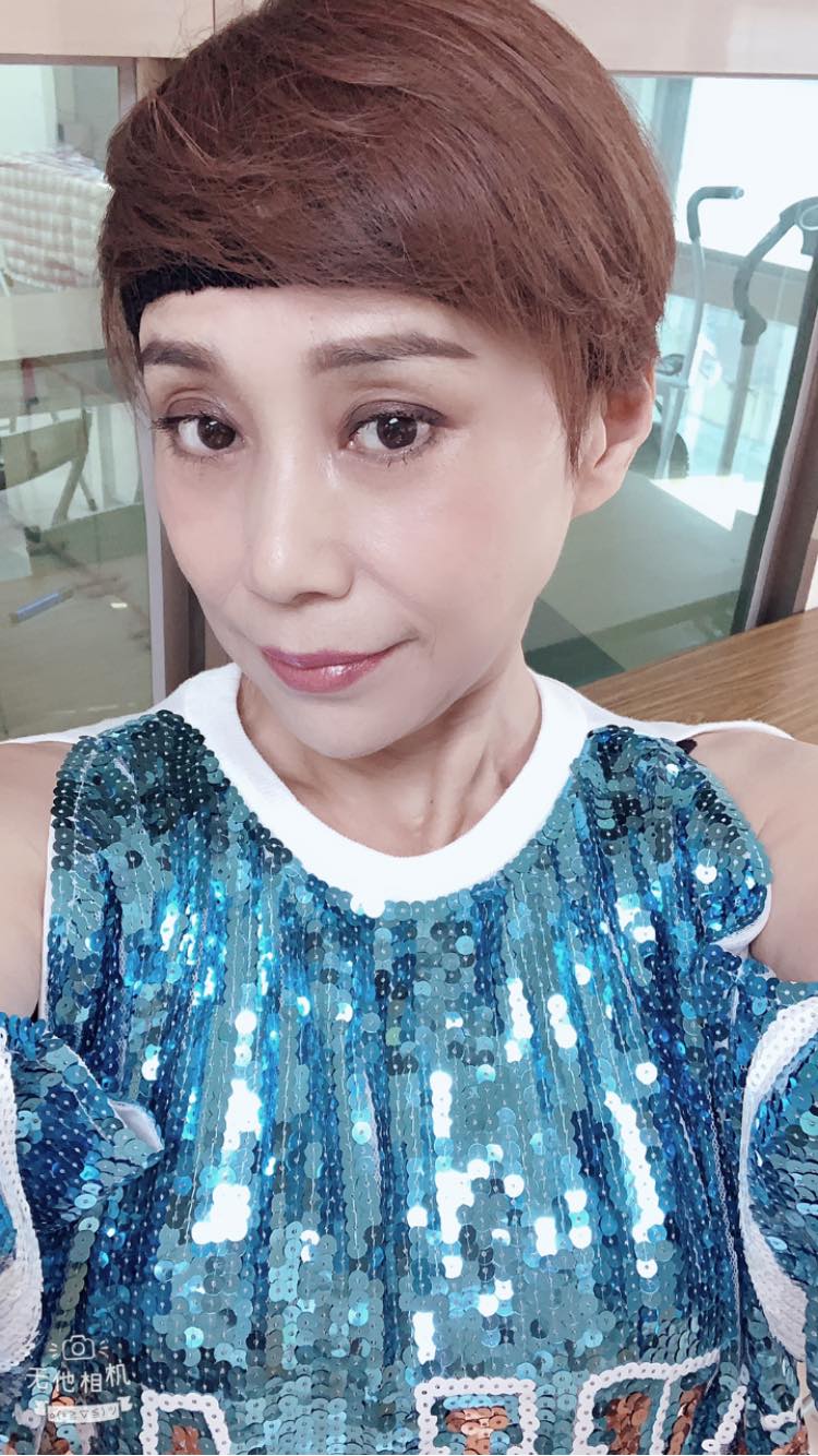 藍如潔到日本才知道被騙,成了酒店妹。(圖/翻攝自秀場蚱蜢公主 藍如潔臉書)