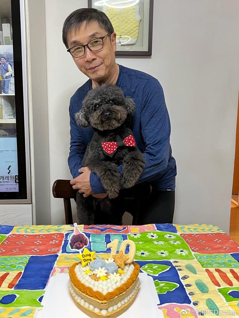 劉松仁近照曝光,氣色相當好。(圖/翻攝自微博)