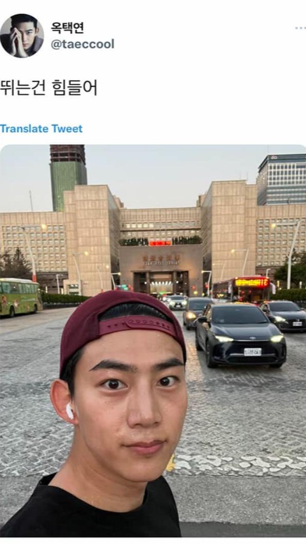 玉澤演跑步時不忘在台北市政府前面打卡自拍。(圖/翻攝自玉澤演推特)