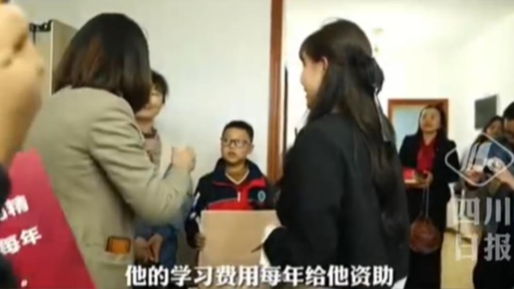 小男孩獲得學習補助金。(圖/翻攝自《央視新聞》微博)