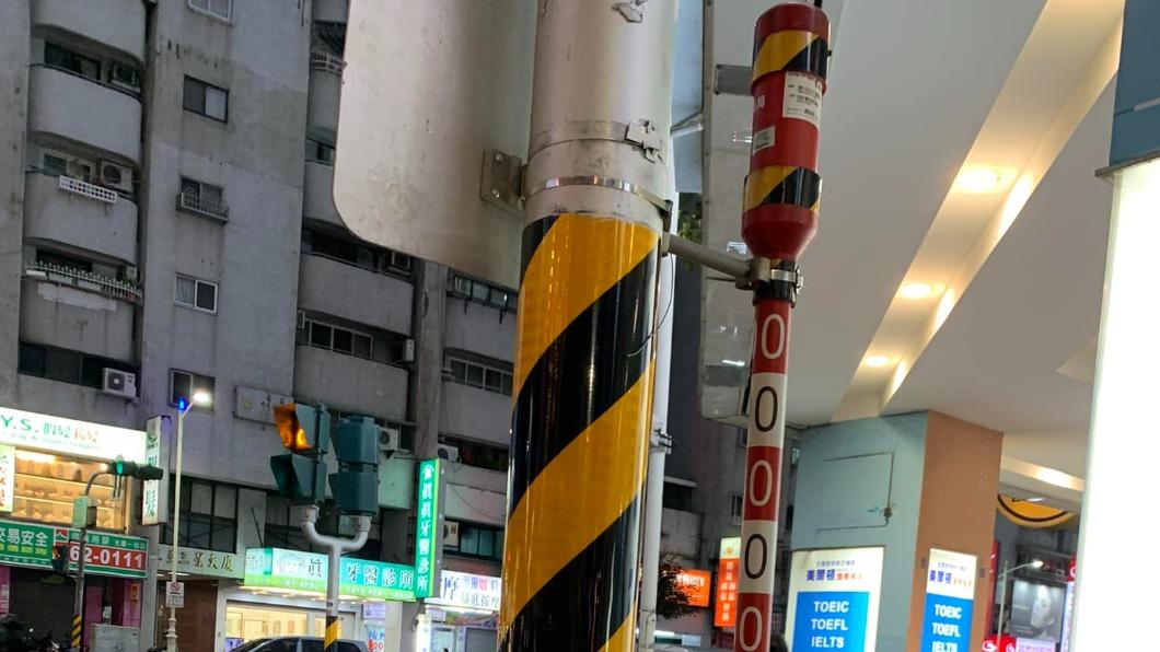 路上見「紅白電線桿」!網一看驚曝真相:千萬別在這買房