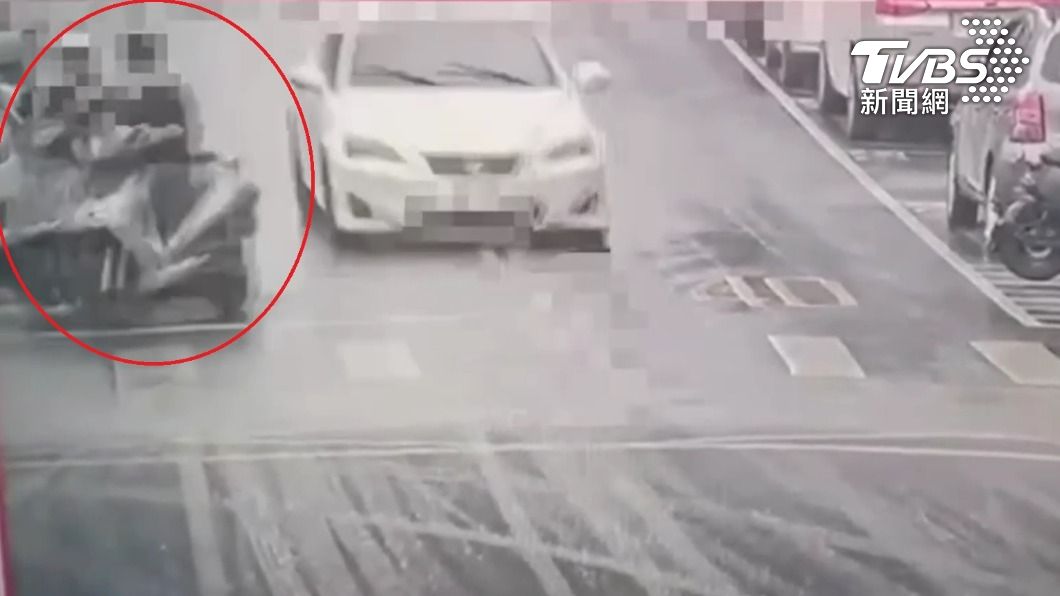 黃姓男子強行攔車，過程全被監視器錄下。（圖／TVBS）
