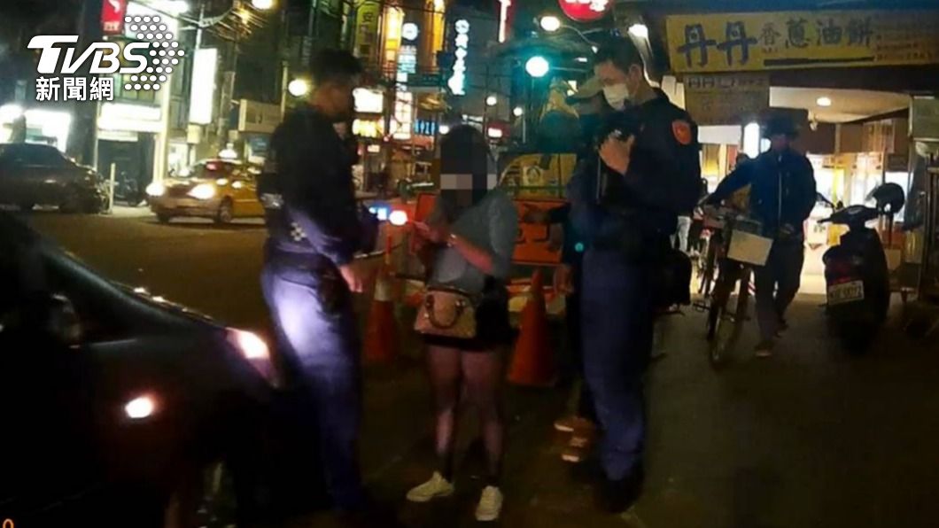 婦人表示她是出來替確診的朋友女兒買便當。（圖／TVBS）
