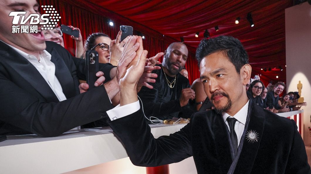 韓裔美國電影演員趙約翰（John Cho）親切與粉絲擊掌。（圖／達志影像路透社）