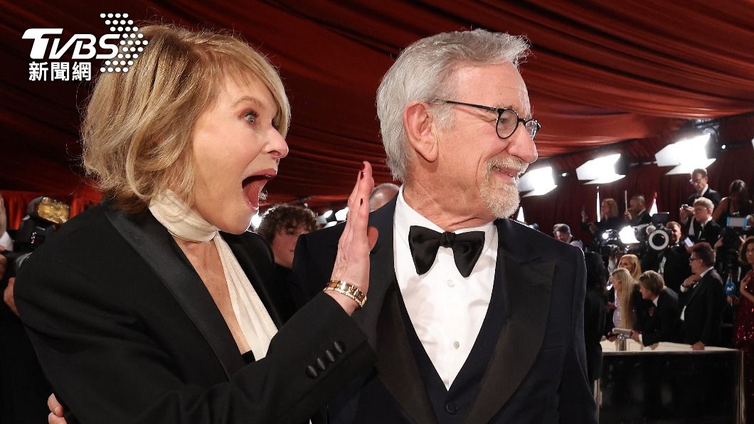 美國著名電影導演史蒂芬·史匹柏（Steven Spielberg）與妻子凱特（Kate Capshaw）和粉絲打招呼。（圖／達志影像路透社）