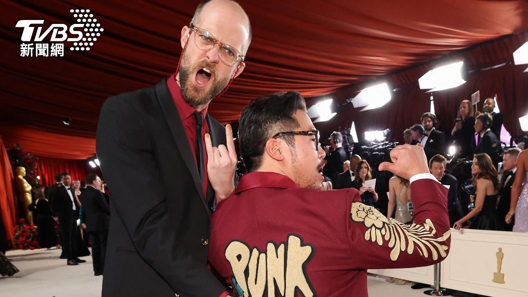 《媽的多重宇宙》導演及編劇組合關家永（Daniel Kwan）、丹尼爾（Daniel Scheinert）在紅毯上搞笑合影。（圖／達志影像路透社）