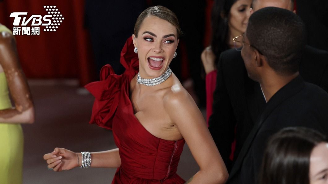 英國超模迪樂芬妮（Cara Delevingn）與友人開心互動。（圖／達志影像路透社）
