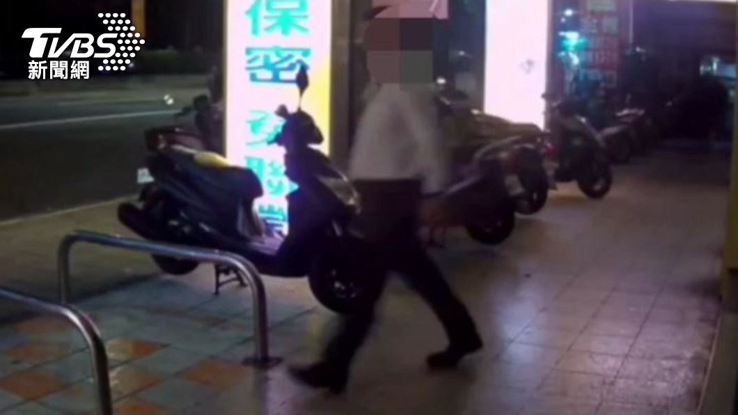當時西裝男開門後,和妙齡女對看沒多久就逃跑。(圖/TVBS)