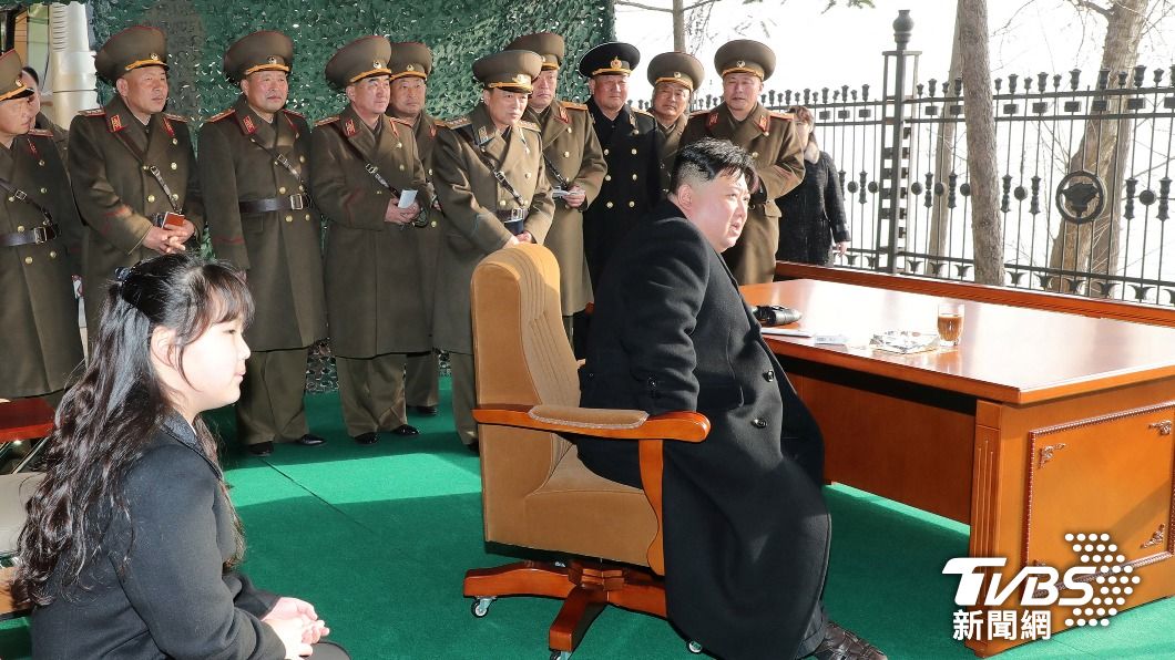 為了抗議美韓聯合演習,北韓領導人金正恩與二女兒金主愛10日更前往西部前線,視察短程飛彈試射。(圖/達志影像路透社)