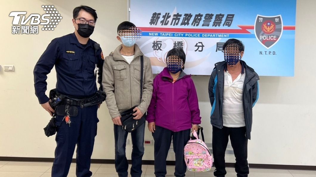 員警聯繫夫妻倆的兒子從台南來板橋接人。(圖/TVBS)