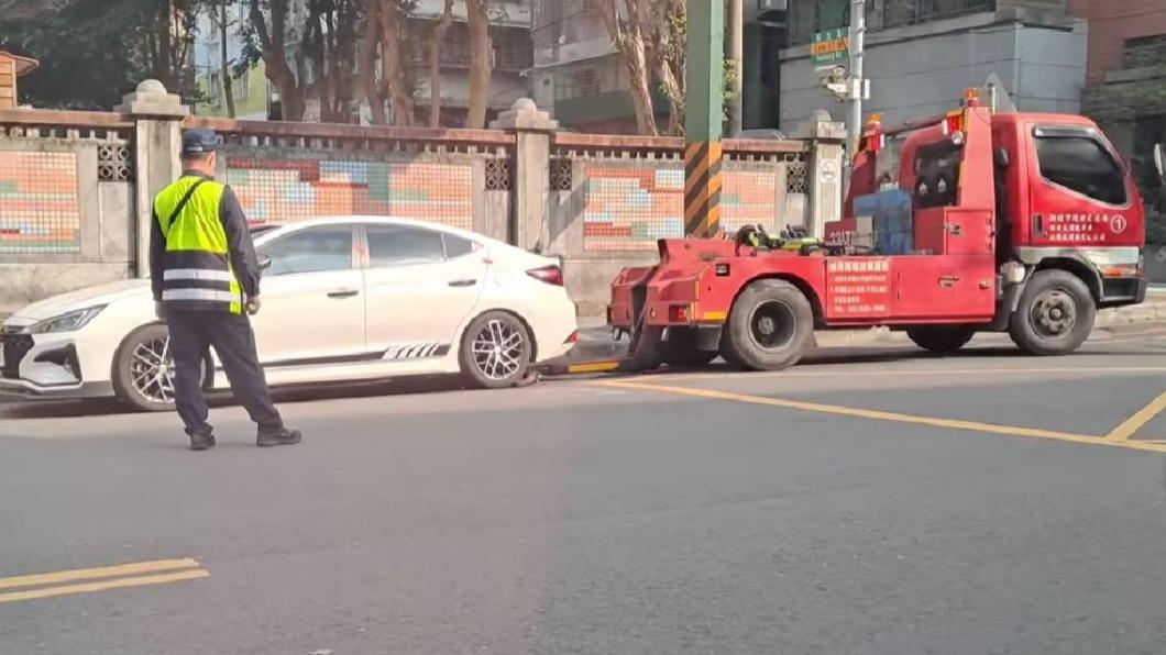 假日車停家長接送區紅線 因「這箭頭」僅最後一輛被拖吊