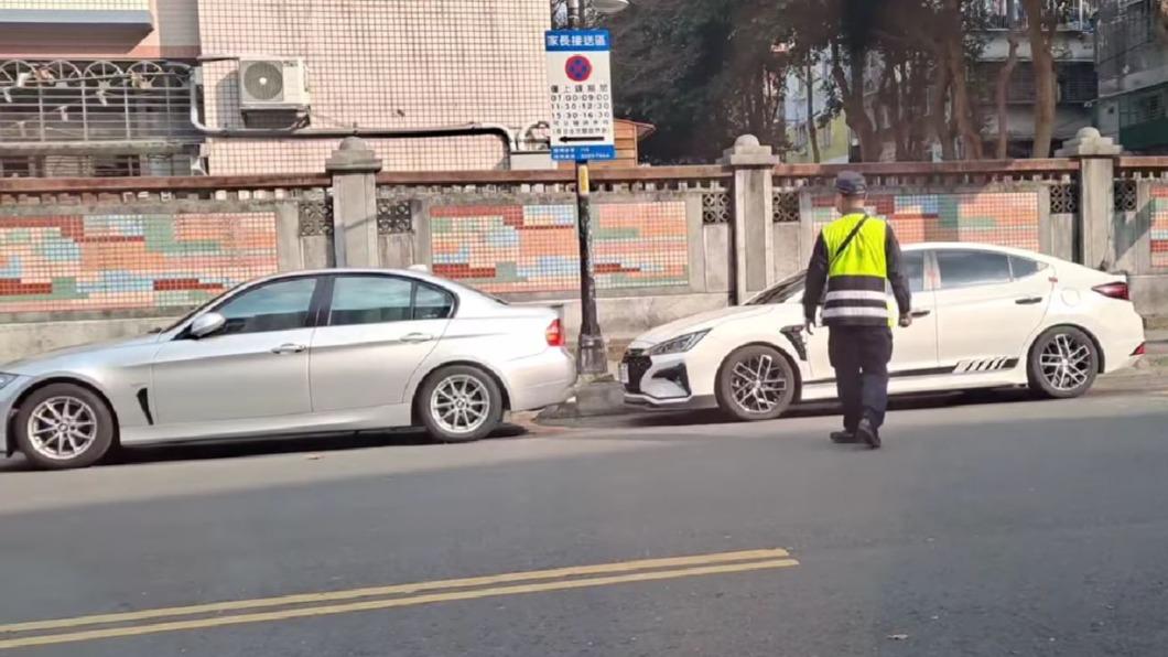 該處為家長接送區假日開放停車,但白色轎車未依箭頭方向停放。(圖/翻攝自我是土城人 我愛土城區 臉書)