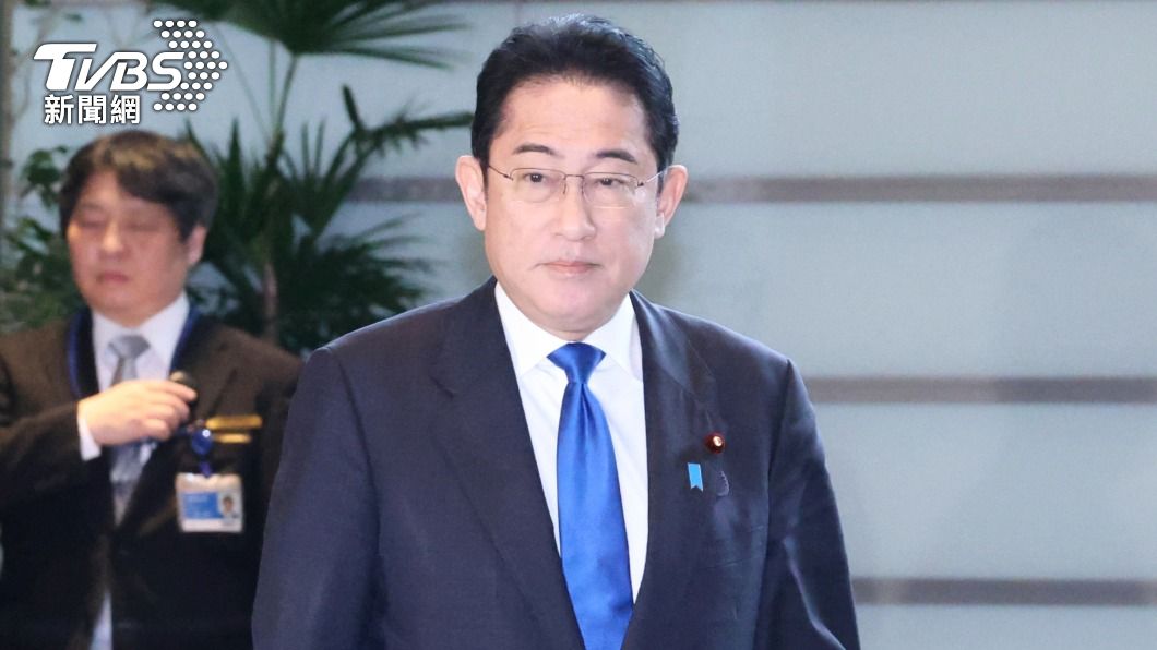 加速回歸正常生活!日相岸田摘口罩 上任來首露臉進官邸