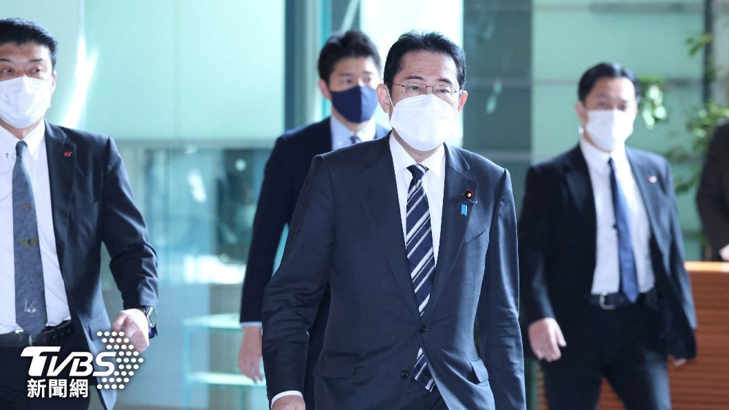 此前岸田文雄進出官邸時都戴著口罩。(圖/達志影像美聯社)