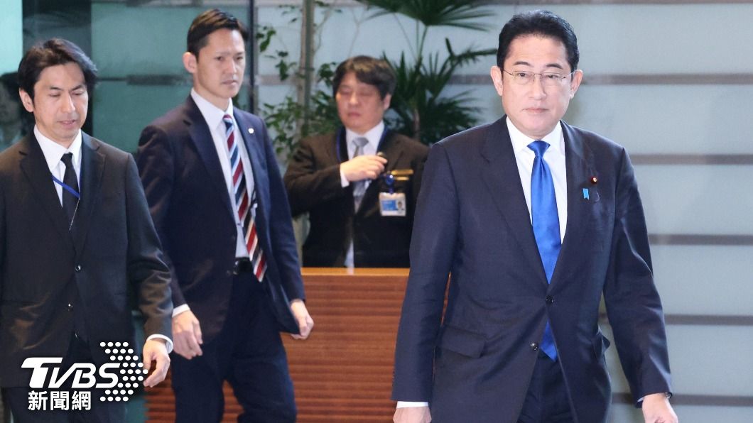 除了岸田文雄(右),他身邊的秘書官、隨扈等人也都沒戴口罩。(圖/達志影像美聯社)