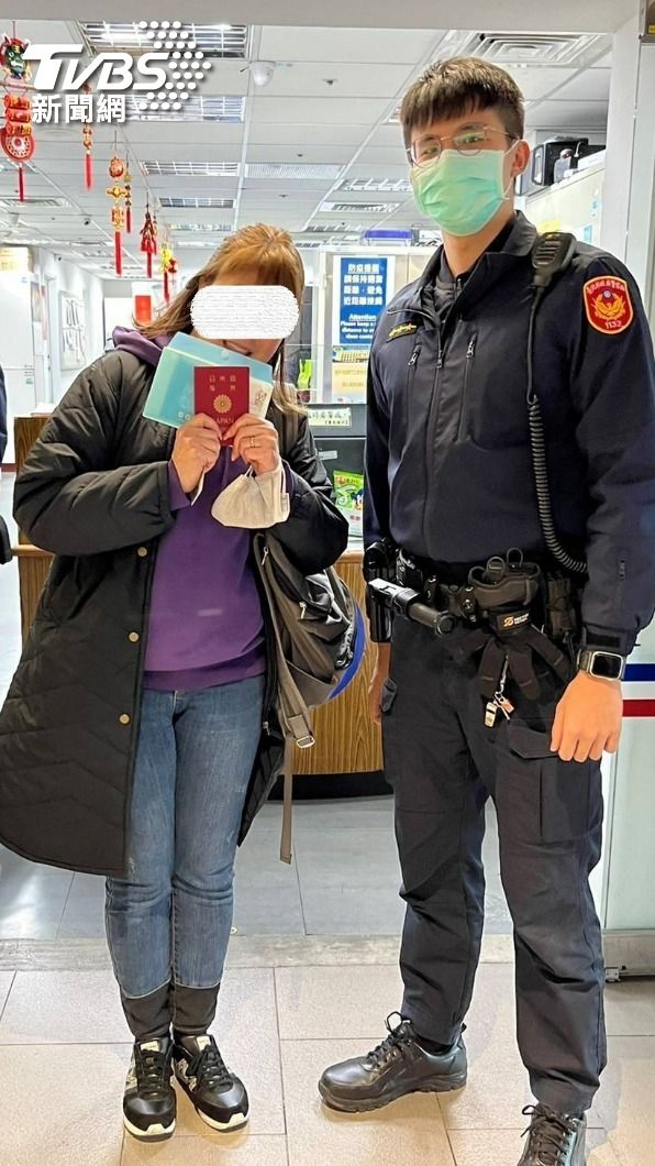 婦人拿回護照後開心地與警員合影留念。(圖/TVBS)