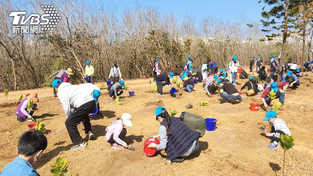 彰化縣田尾鄉仁里公園共同舉辦「森活圈」植樹活動,吸引大小朋友們共襄盛舉。(圖/中央社)