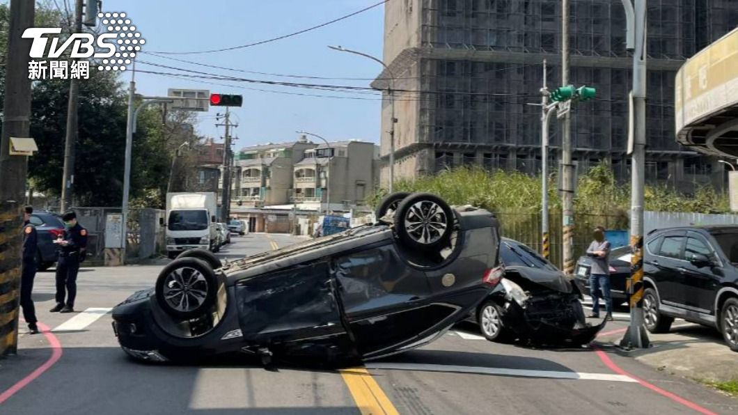 沒在看號誌!轎車闖紅燈攔腰撞 害汽車「烏龜翻」3人傷