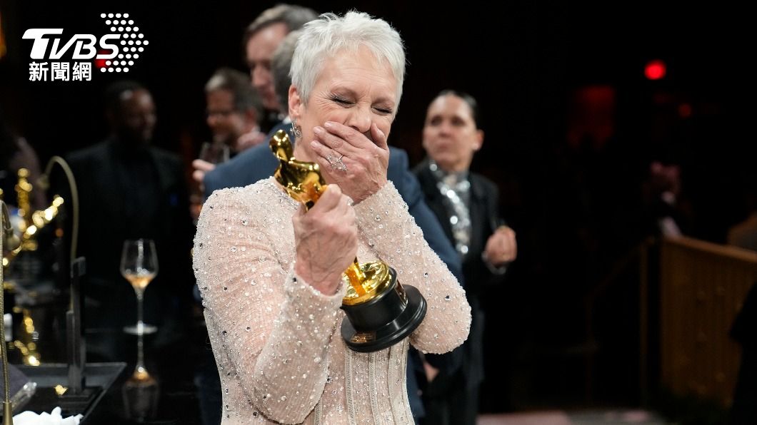 《媽的多重宇宙》潔美李寇蒂斯(Jamie Lee Curtis)擊敗呼聲極高的《黑豹2:瓦干達萬歲》母后安琪拉貝瑟,拿下最佳女配角。(圖/達志影像美聯社)