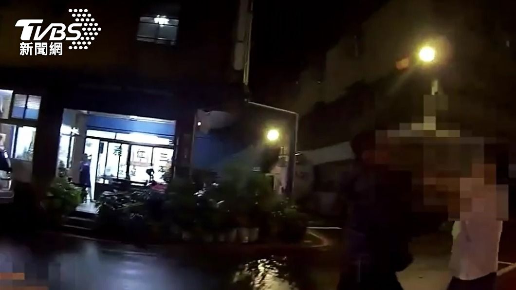 黃、陳2人當街互毆。(圖/TVBS)