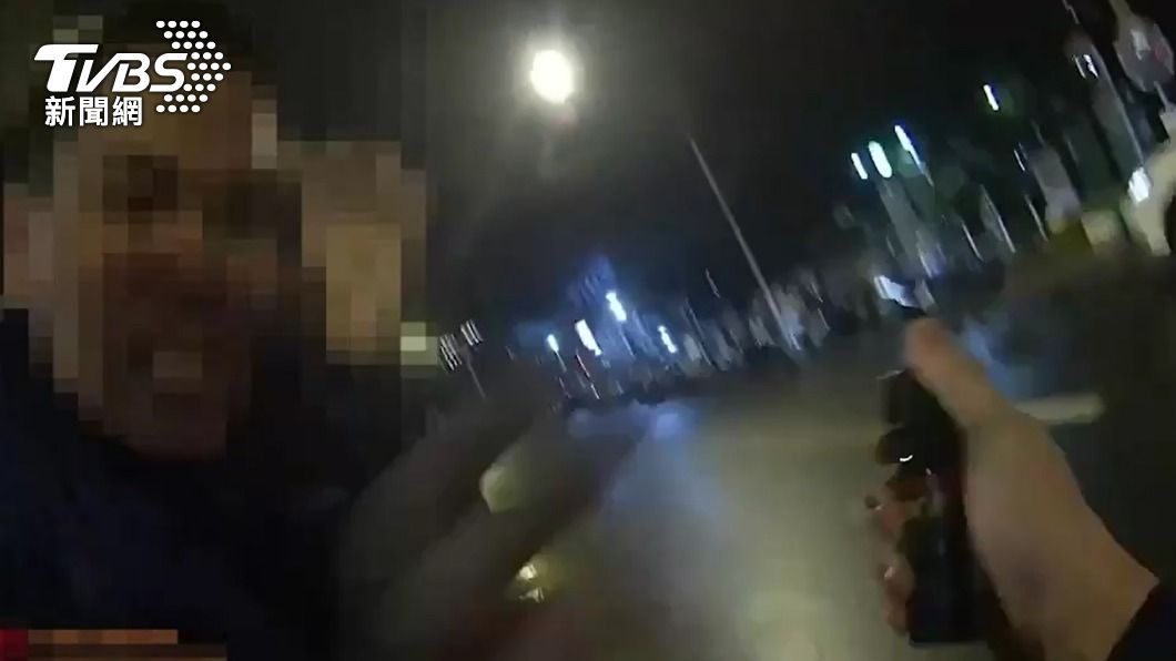 警員噴灑辣椒水控制現場。(圖/TVBS)