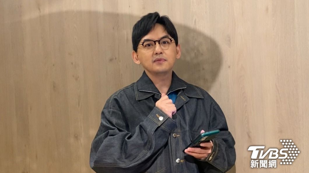 黃子佼翻手機紀錄找端倪。（圖／林彥君攝）
