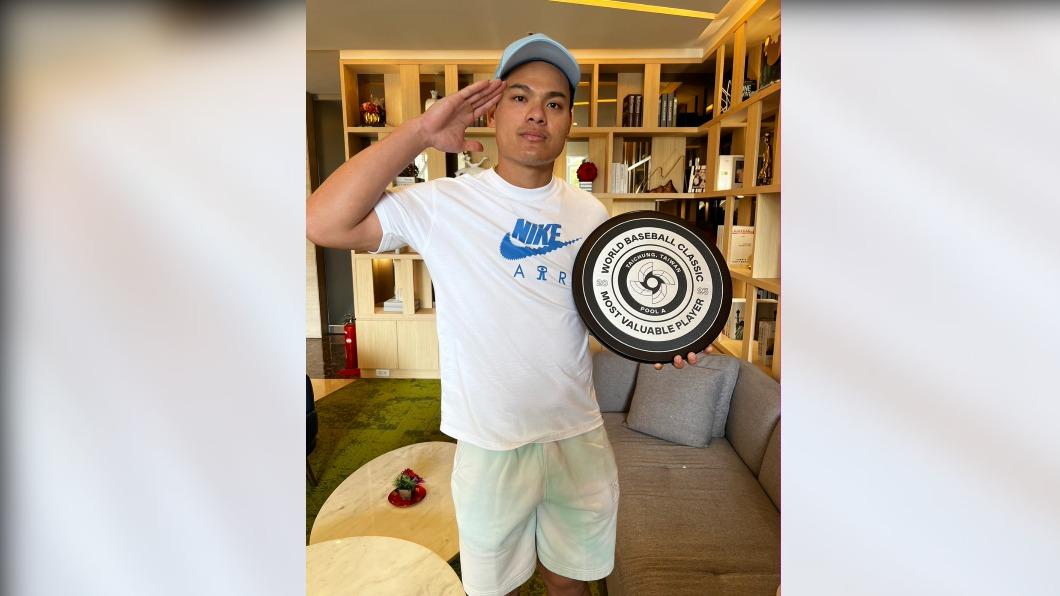 奪下A組MVP!張育成拿獎座「敬禮」 獻給團隊:辛苦了