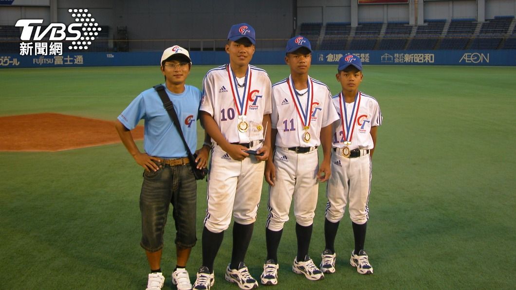 2006年,張育成(右1)和哥哥張進德、張進龍同時入選「第四屆亞洲少棒錦標賽中華代表隊」。(圖/校方提供)