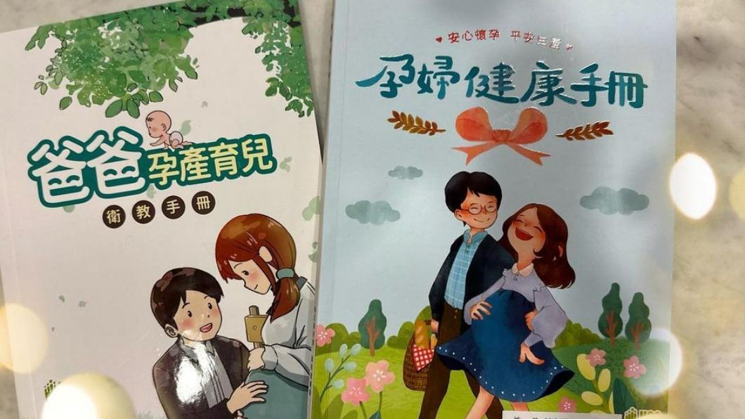 Selina拿到孕婦手冊。（圖／翻攝自Selina IG）