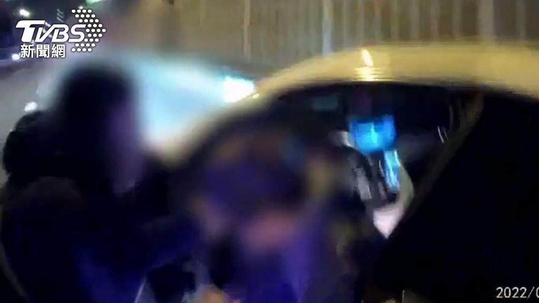 警方協助將駕駛攙扶到副駕駛座。(圖/TVBS)