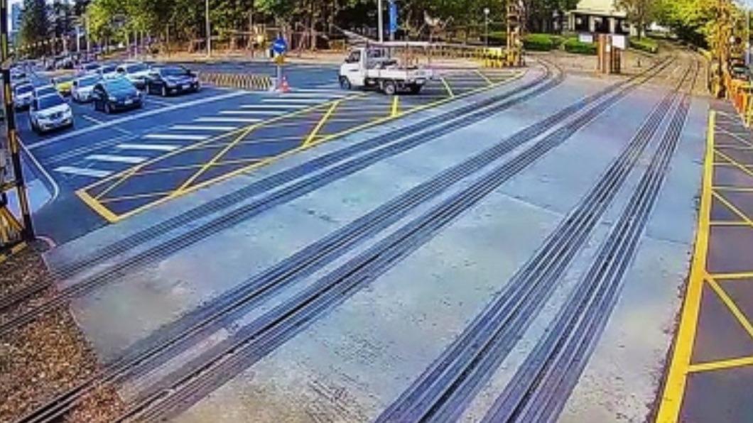 小貨車連闖紅燈、平交道 撞爛阿里山林鐵柵欄