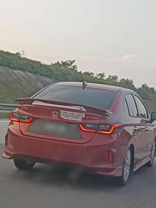 車主因為妻子剛剖腹完,不得不龜速行駛。(圖/翻攝自推特)