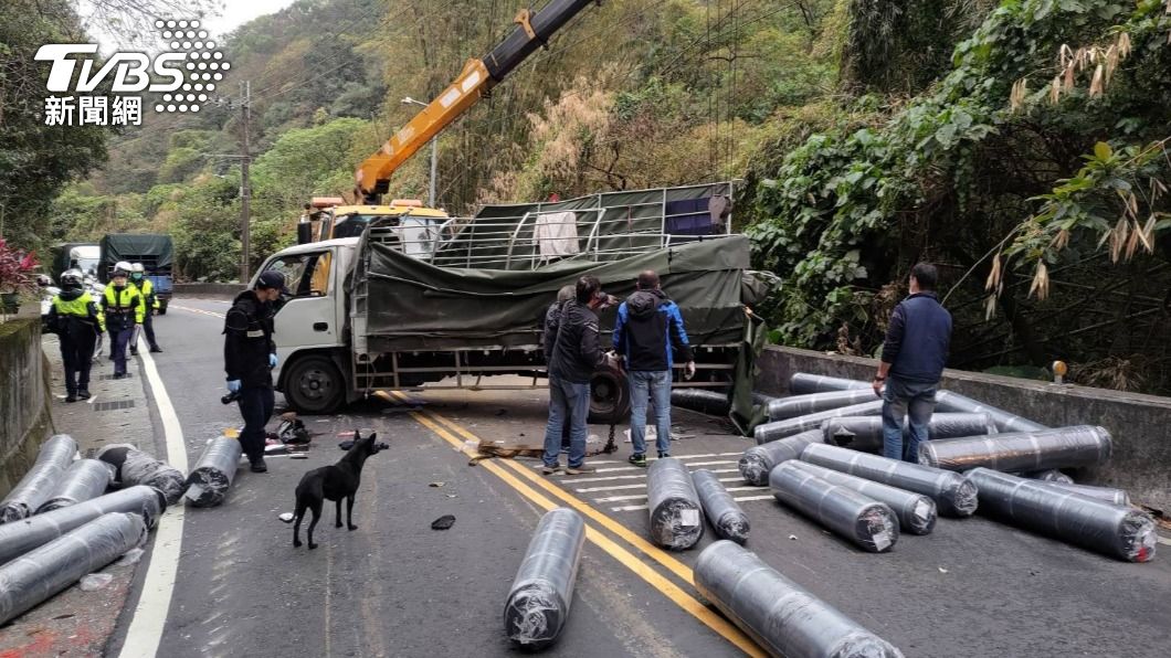煞車不及!新莊貨車下坡撞對向機車 騎士搶救無效身亡