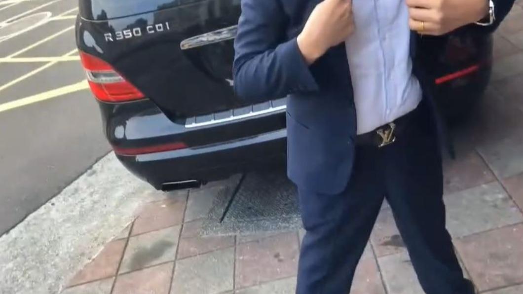 民眾拍下賓士違停人行道，西裝男卻嗆聲想搶手機。（圖／翻攝自爆料公社）