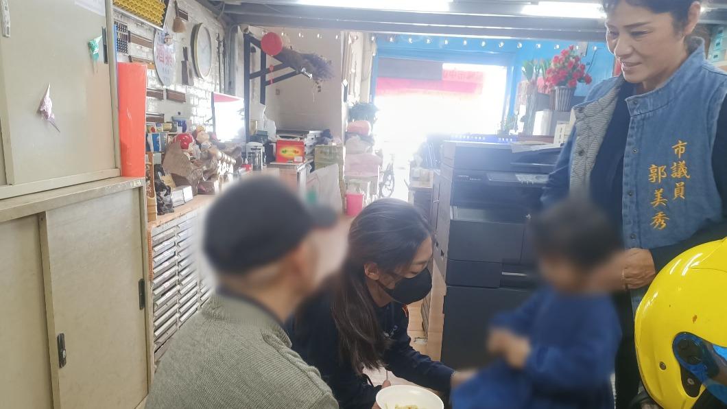 女童獨自一人在街上嚎啕大哭，被議員郭美秀帶回服務處，並連繫警方前協助處理。（圖／基隆市警局提供）