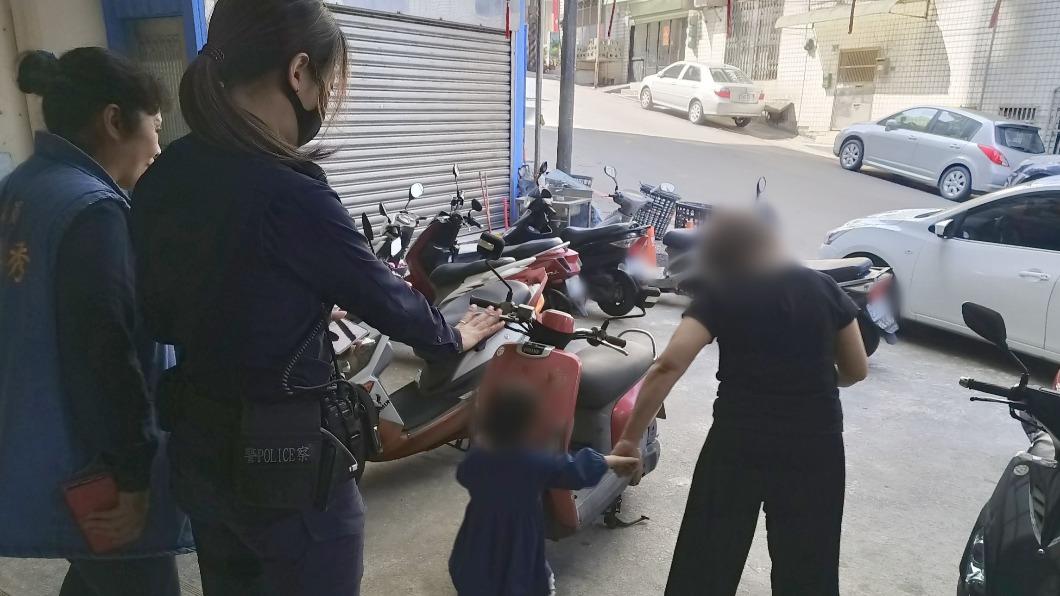 在里長廣播下,女童的奶奶前來,女童看到奶奶後終於露出笑臉。(圖/基隆市警局提供)