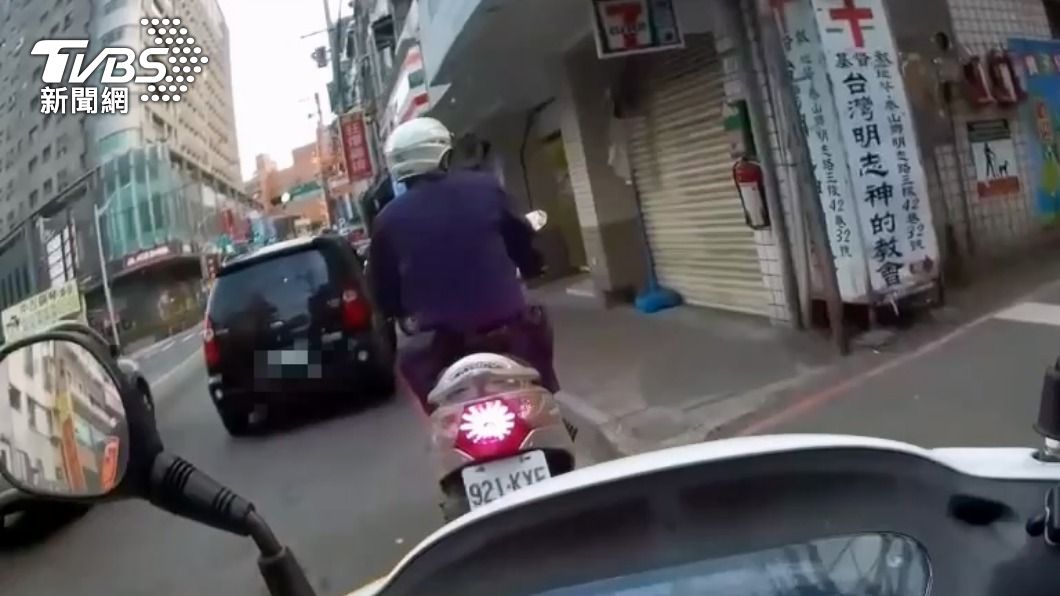 黑色汽車違規停在紅線上。(圖/TVBS)