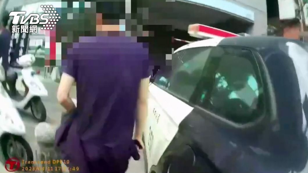 警方將人帶回派出所調查。(圖/TVBS)