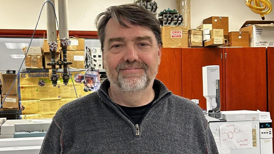 渥太華大學化學與生物分子科學系教授保羅(Paul Mayer)指出,小學生們的發現引發「EpiPen」在太空是否失效的疑慮。(圖/翻攝自uottawa)