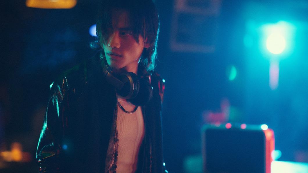 范少勳一掃暖男形象,在《模仿犯》中飾演個性陰暗的DJ。(圖/Netflix提供)