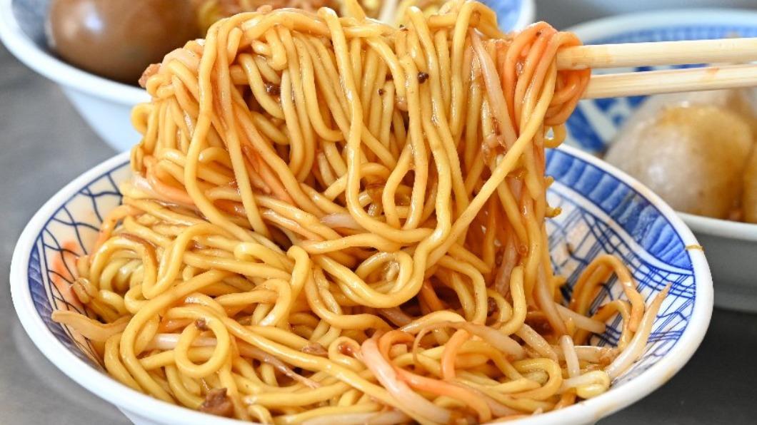 乾麵淋上特製肉燥、搭配豆芽菜,最後再淋上台中特產東泉辣椒醬最對味。(圖/糖糖‘s享食生活提供)
