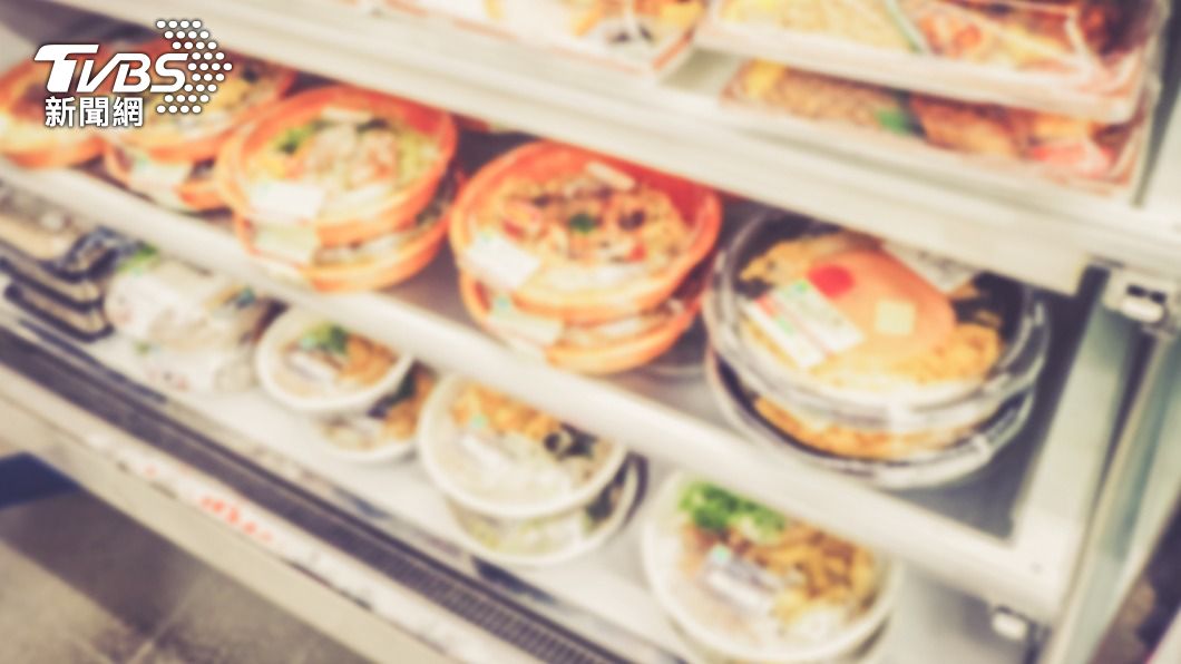 不舔醬油了!噁男闖超商「便當架撒尿」 再掀食物恐攻風波