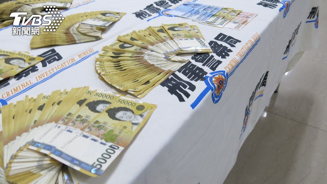 警方查扣到的詐騙贓款（圖／TVBS）