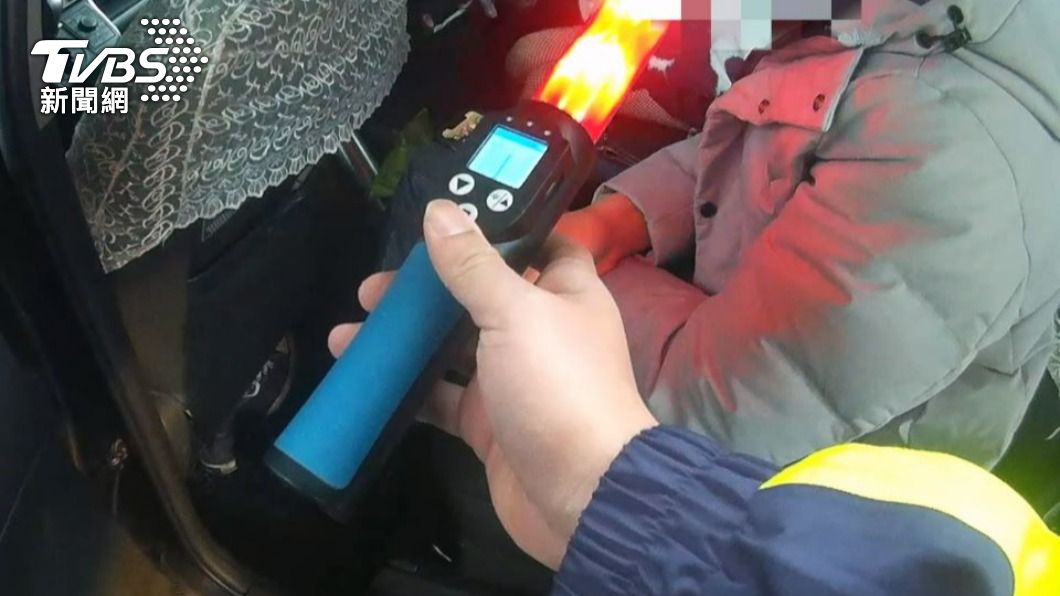 車上乘客也有喝酒。(圖/TVBS)