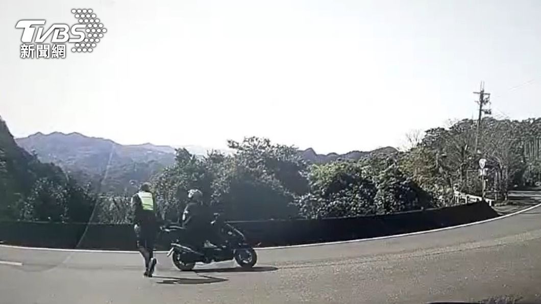 北宜騎士狂飆控警「突衝出來」險撞飛　警怒罵：攔檢不停