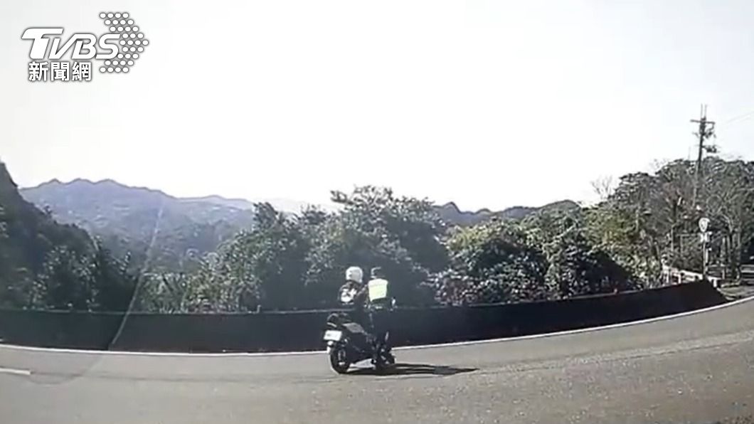 第2名騎士也作勢躲避盤查。(圖/TVBS)