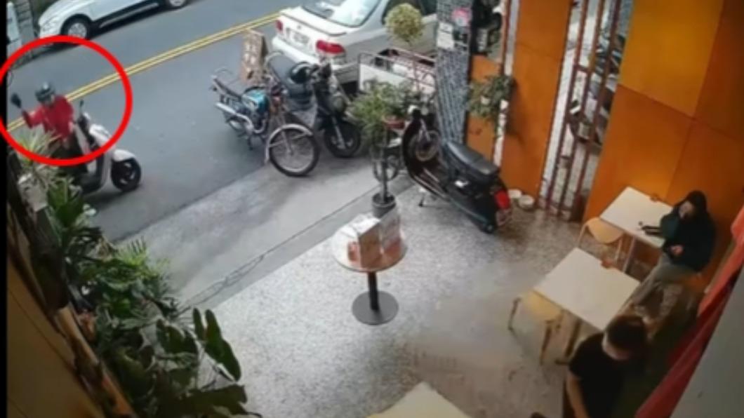 店外監視器清楚拍下該女子拿拖鞋丟進店內過程。（圖／翻攝自爆料公社公開版臉書）